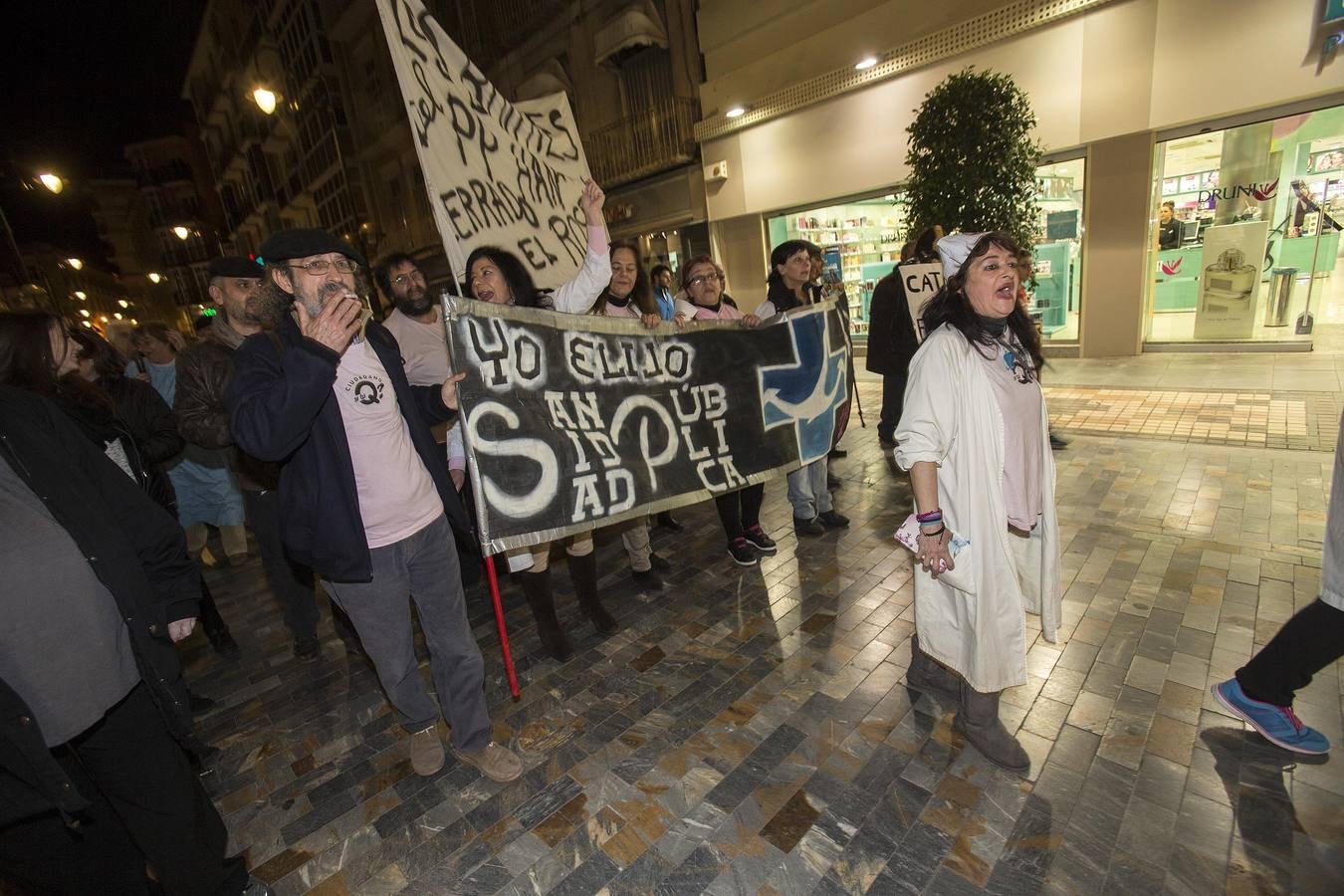 Miles de personas denuncian el «abandono» sanitario en Cartagena