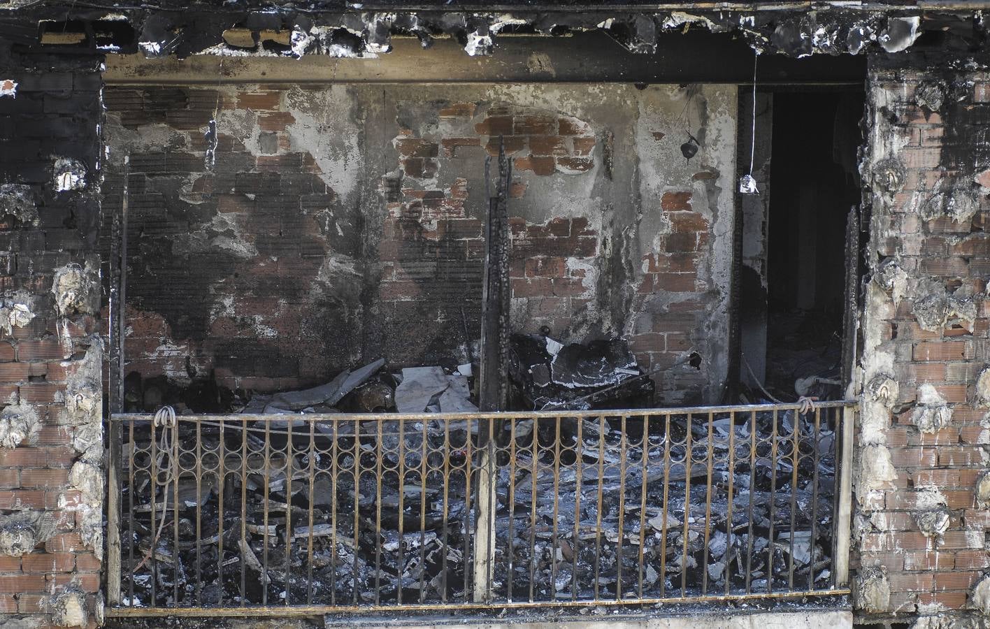 Fallece una anciana y otras 5 personas son atendidas en un incendio en Elche