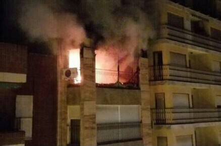 Fallece una anciana y otras 5 personas son atendidas en un incendio en Elche