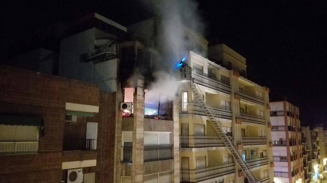 Fallece una anciana y otras 5 personas son atendidas en un incendio en Elche