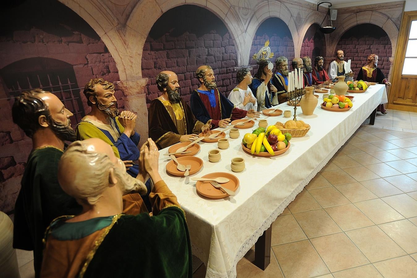 (02-03) Preparativos para la Santa Cena del paso Morado de Lorca.