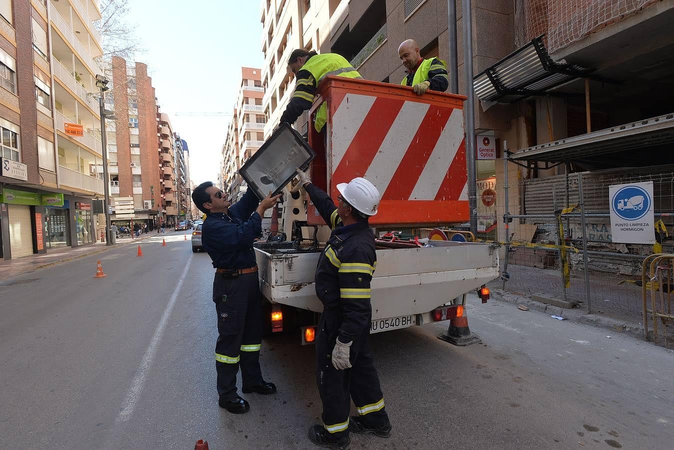 (02-03) Equipo de electricistas municipales preparando la iluminación extraordinaria de Semana Santa