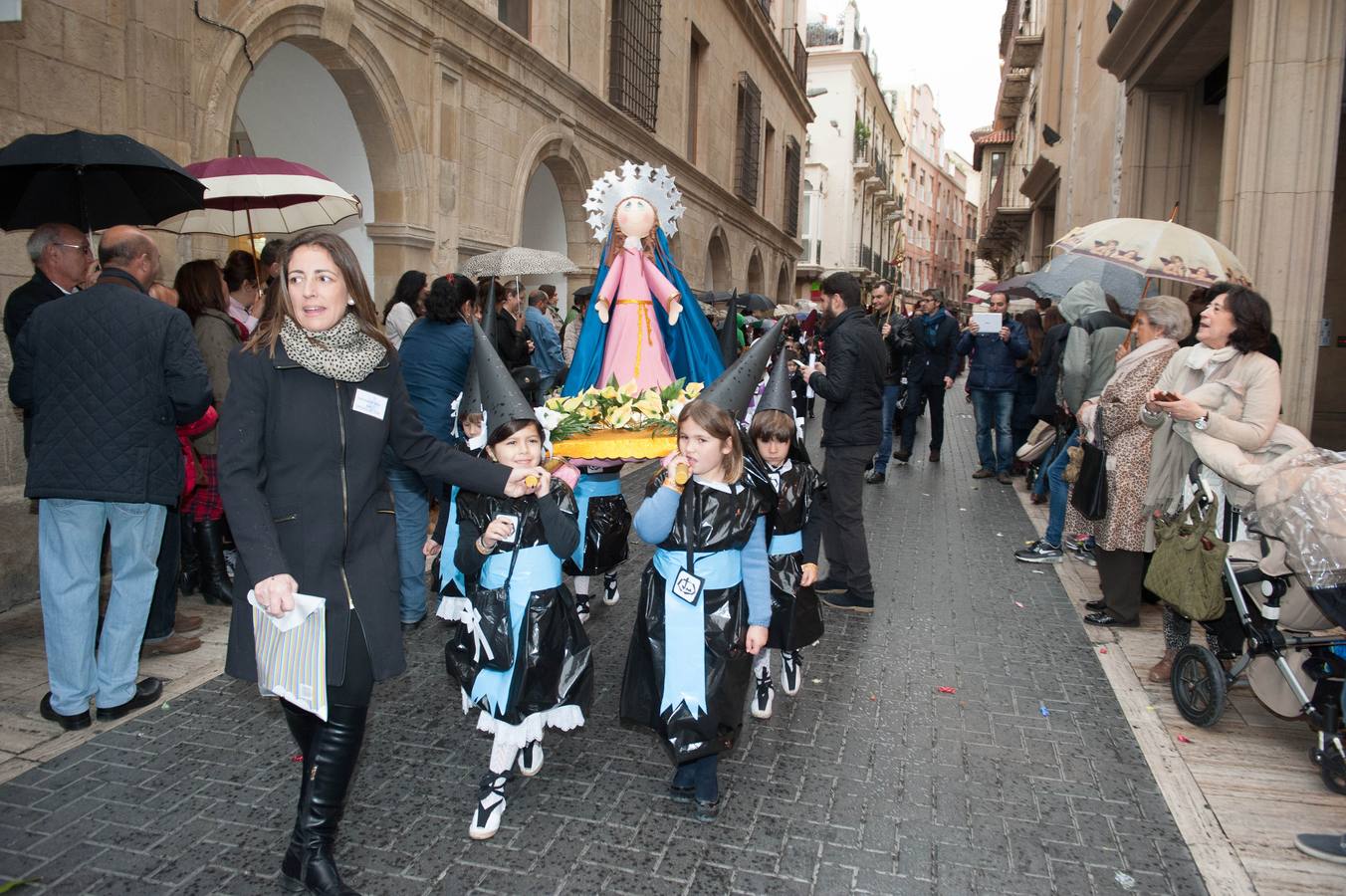 La Procesión del Ángel recorre las calles de la capital