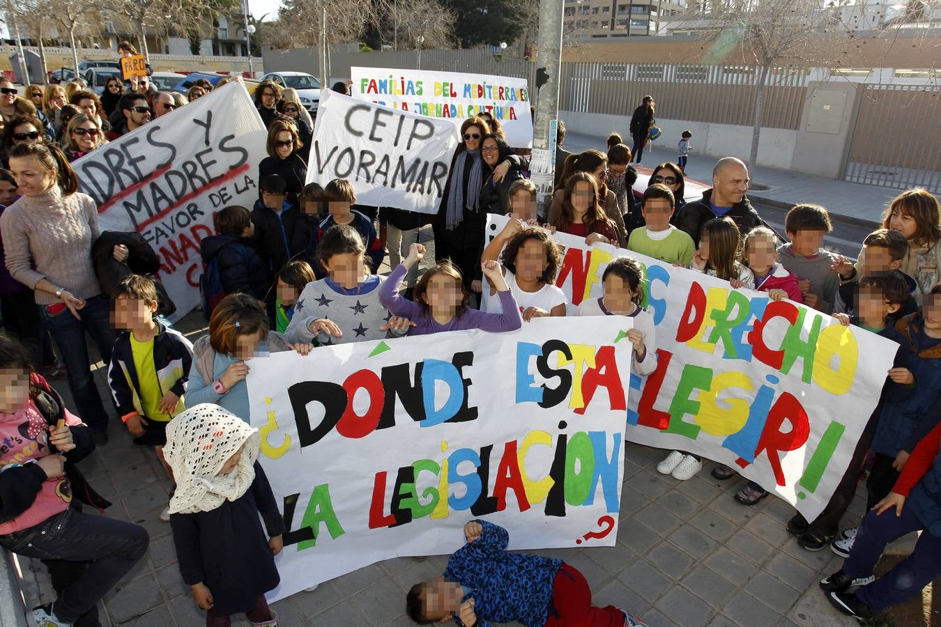 Madres y padres piden votar en los colegios