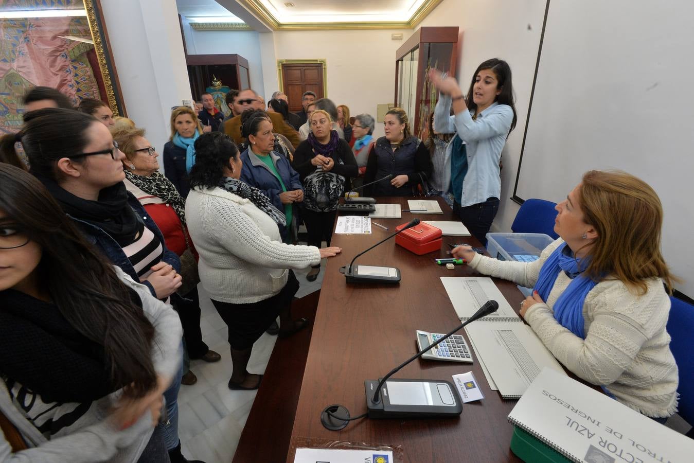 (16-03) Largas compras para adquirir las mejores sillas para las procesiones de Semana Santa en el Paso Blanco.