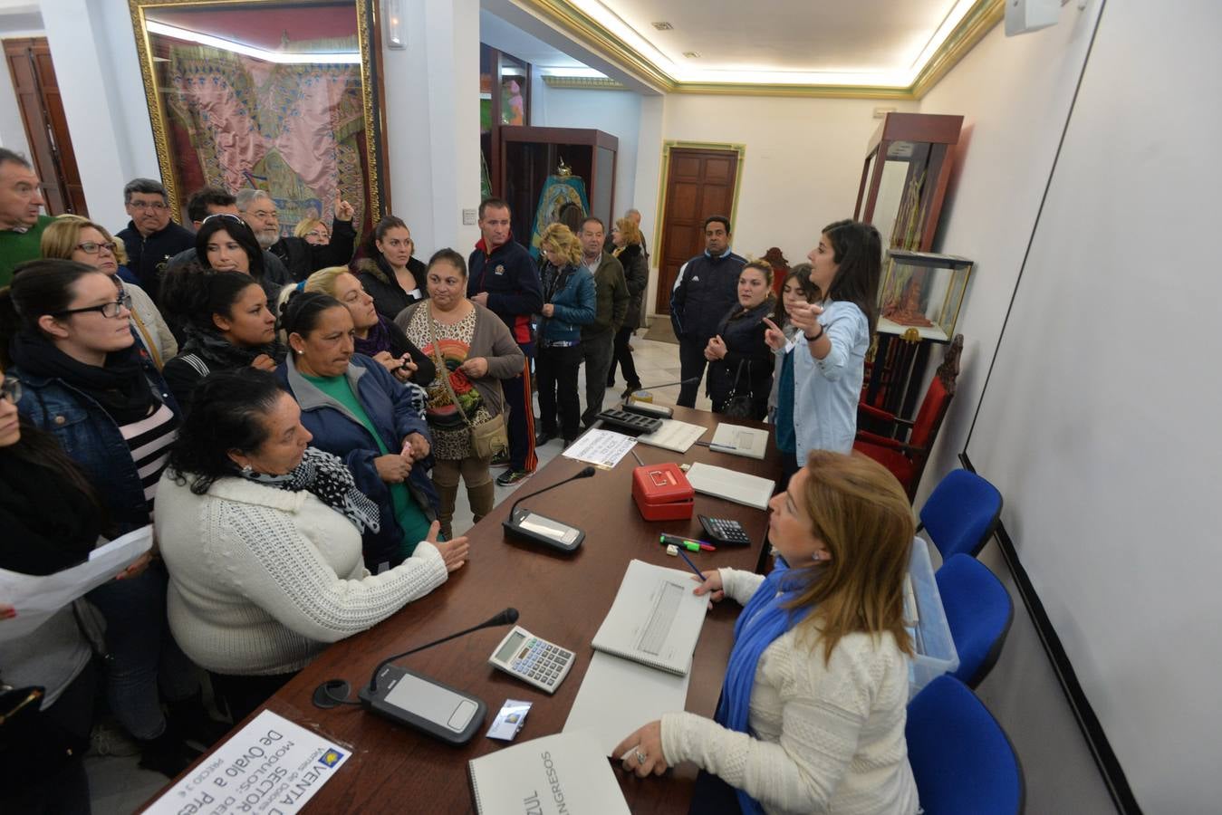 (16-03) Largas compras para adquirir las mejores sillas para las procesiones de Semana Santa en el Paso Blanco.