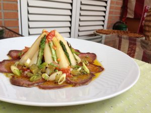 Ensalada de espárragos y fiambre curado