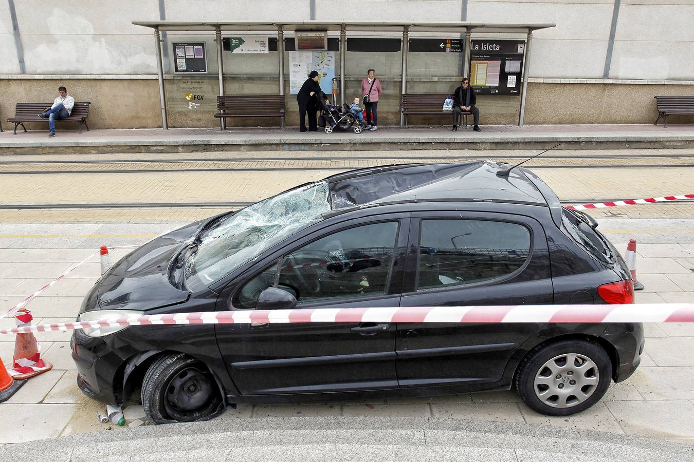 Un coche &#039;aterriza&#039; en la parada La Isleta del TRAM