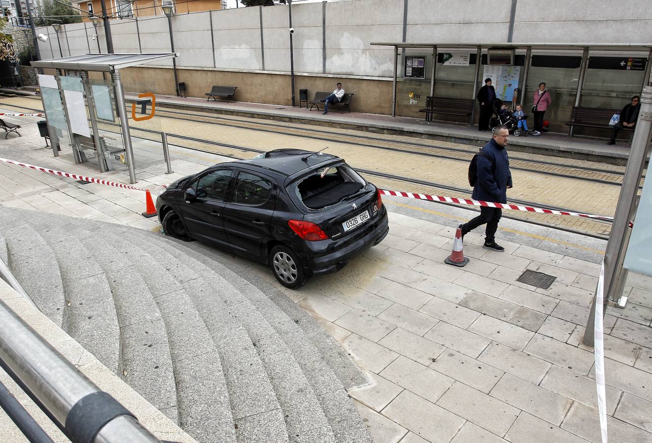 Un coche &#039;aterriza&#039; en la parada La Isleta del TRAM