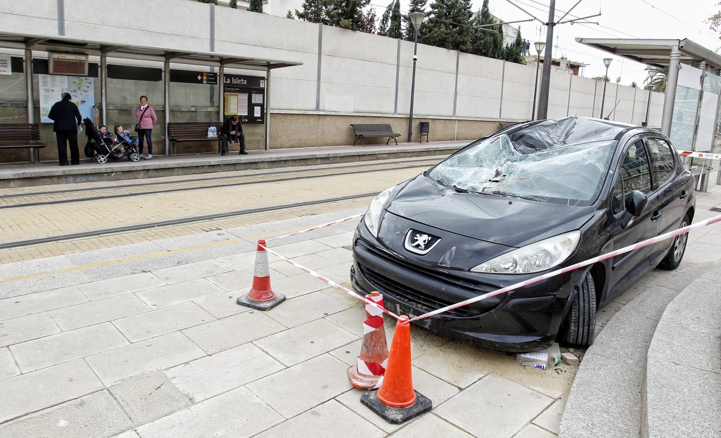 Un coche &#039;aterriza&#039; en la parada La Isleta del TRAM