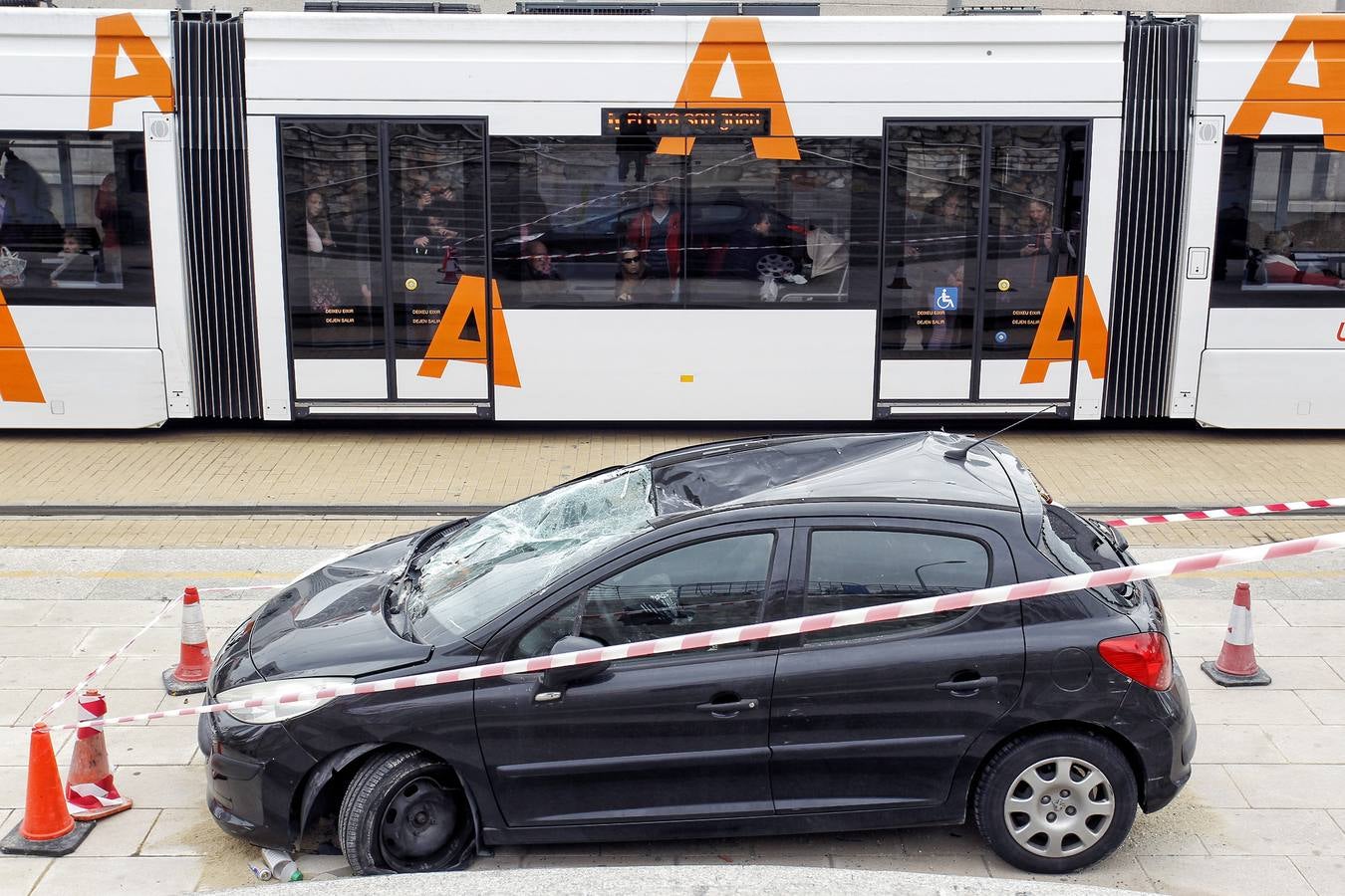 Un coche &#039;aterriza&#039; en la parada La Isleta del TRAM