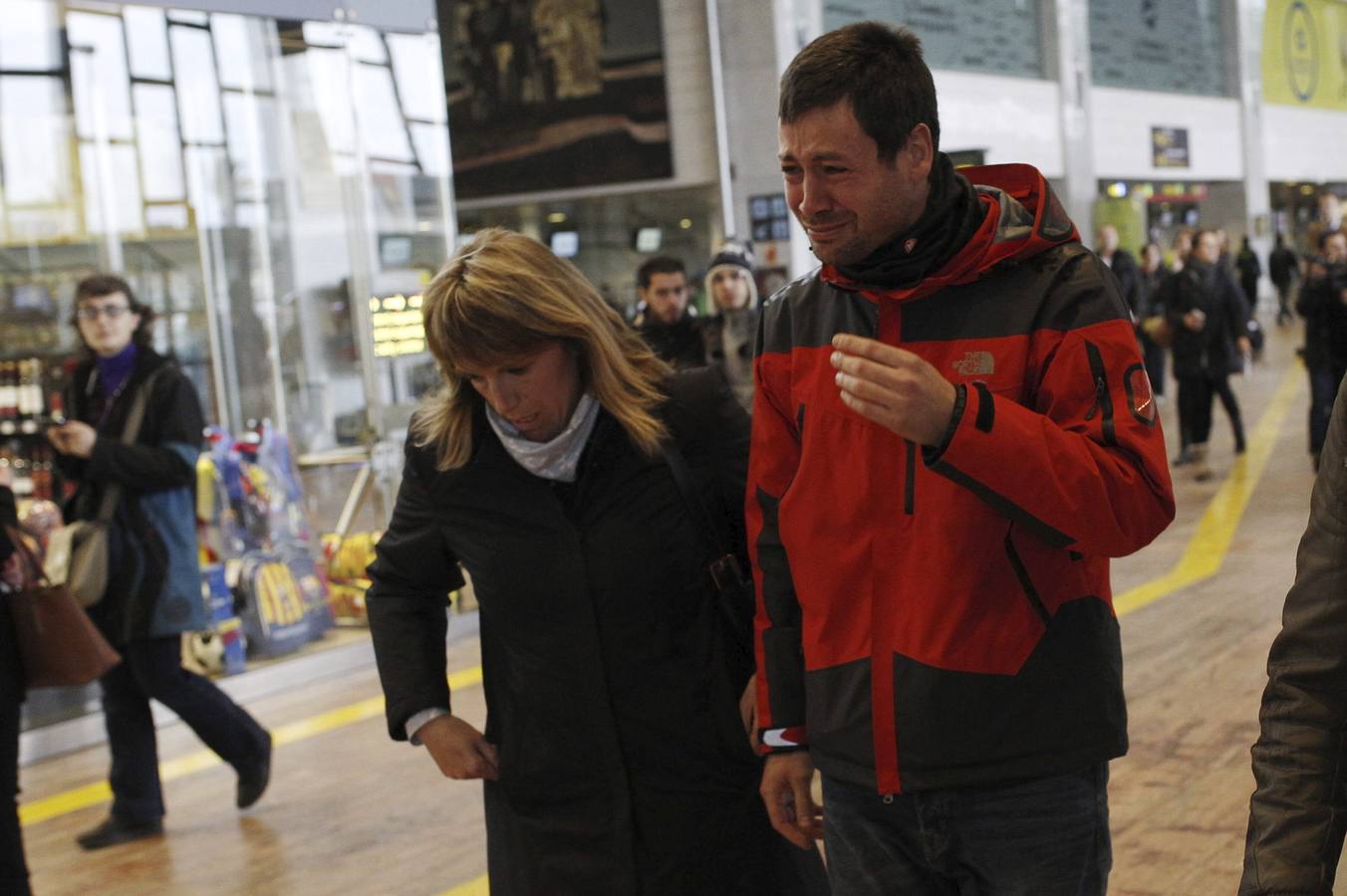 Familiares de los pasajeros del avión siniestrado llegan al aeropuerto de El Prat tras conocer lo ocurrido.