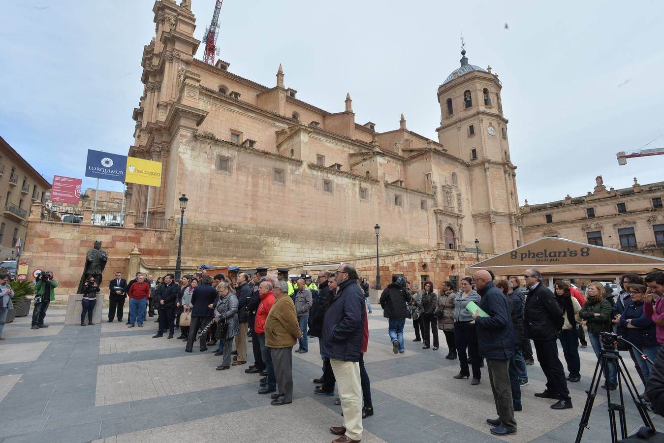 Minuto de silencio en la Plaza de España de Lorca.