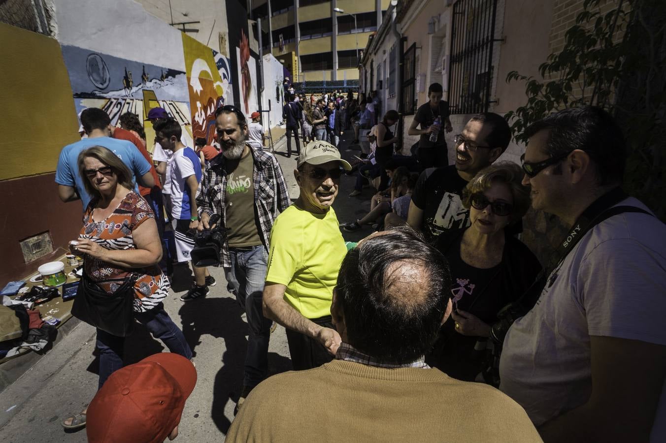 Artistas pintan murales en el barrio de San Isidro de Orihuela