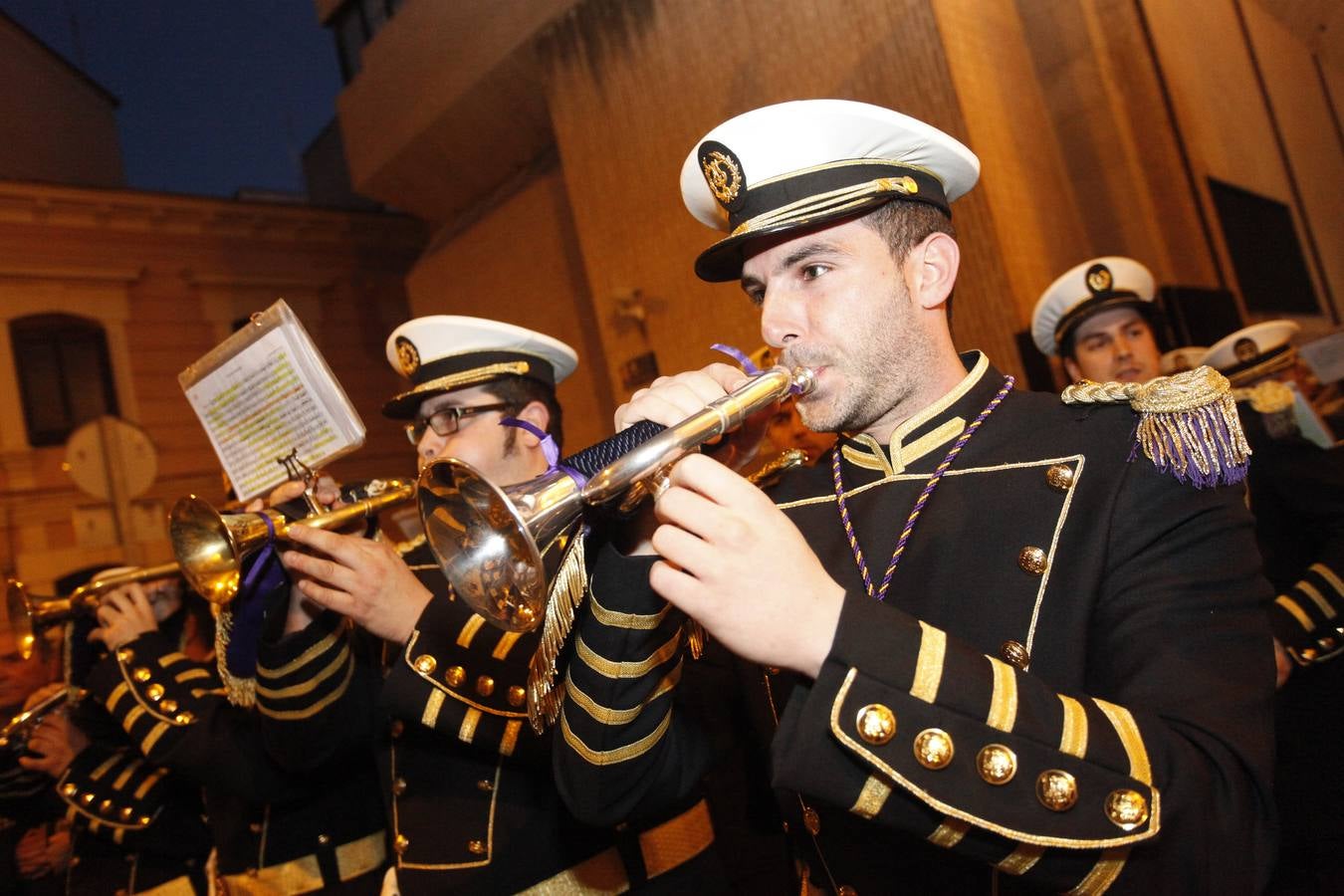 Salud entre cánticos de Pasión