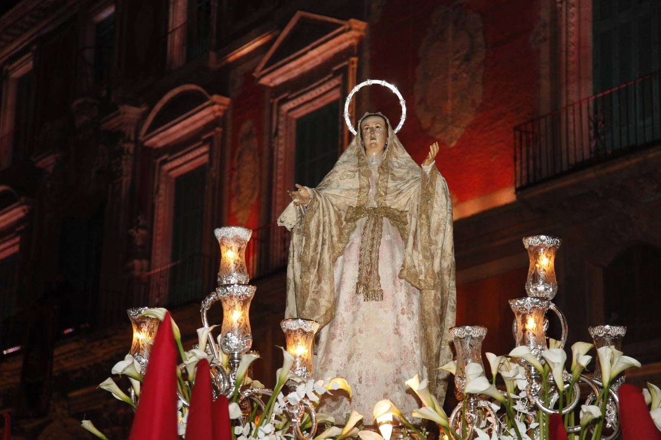 Salud entre cánticos de Pasión