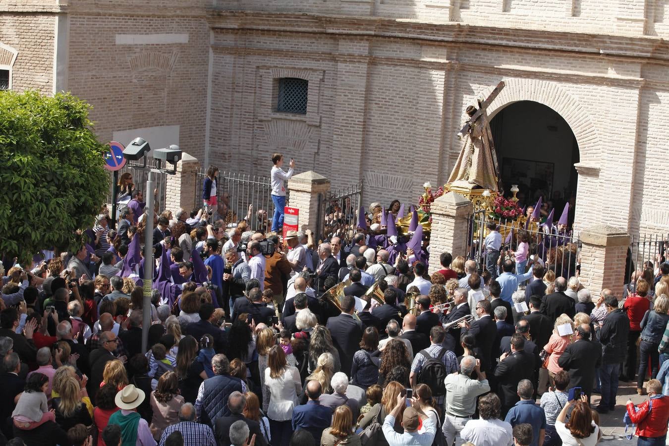 Nuestro Padre Jesús vuelve entre cantos