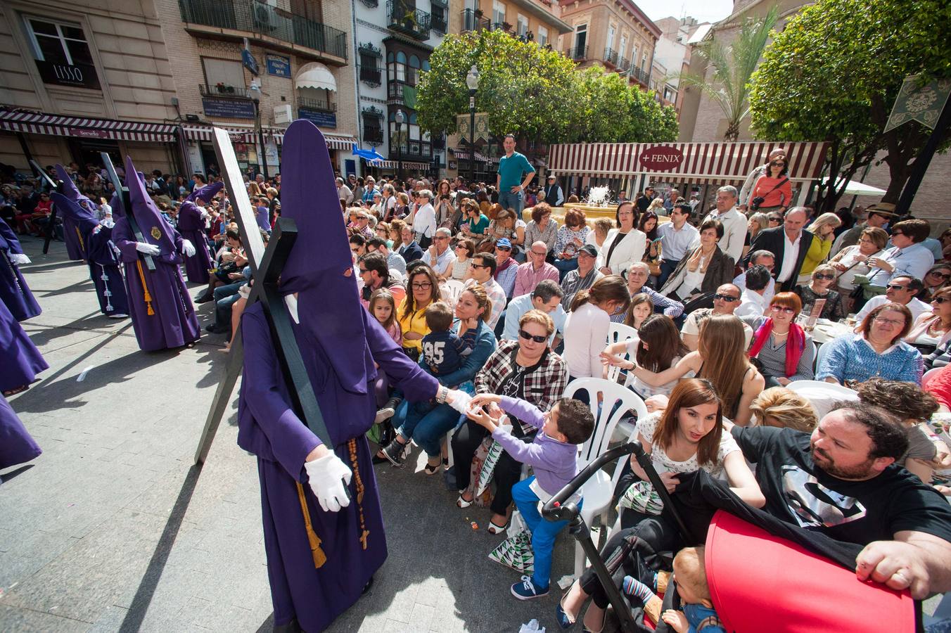 Calles repletas en una mañana primaveral para ver &#039;los Salzillos&#039;