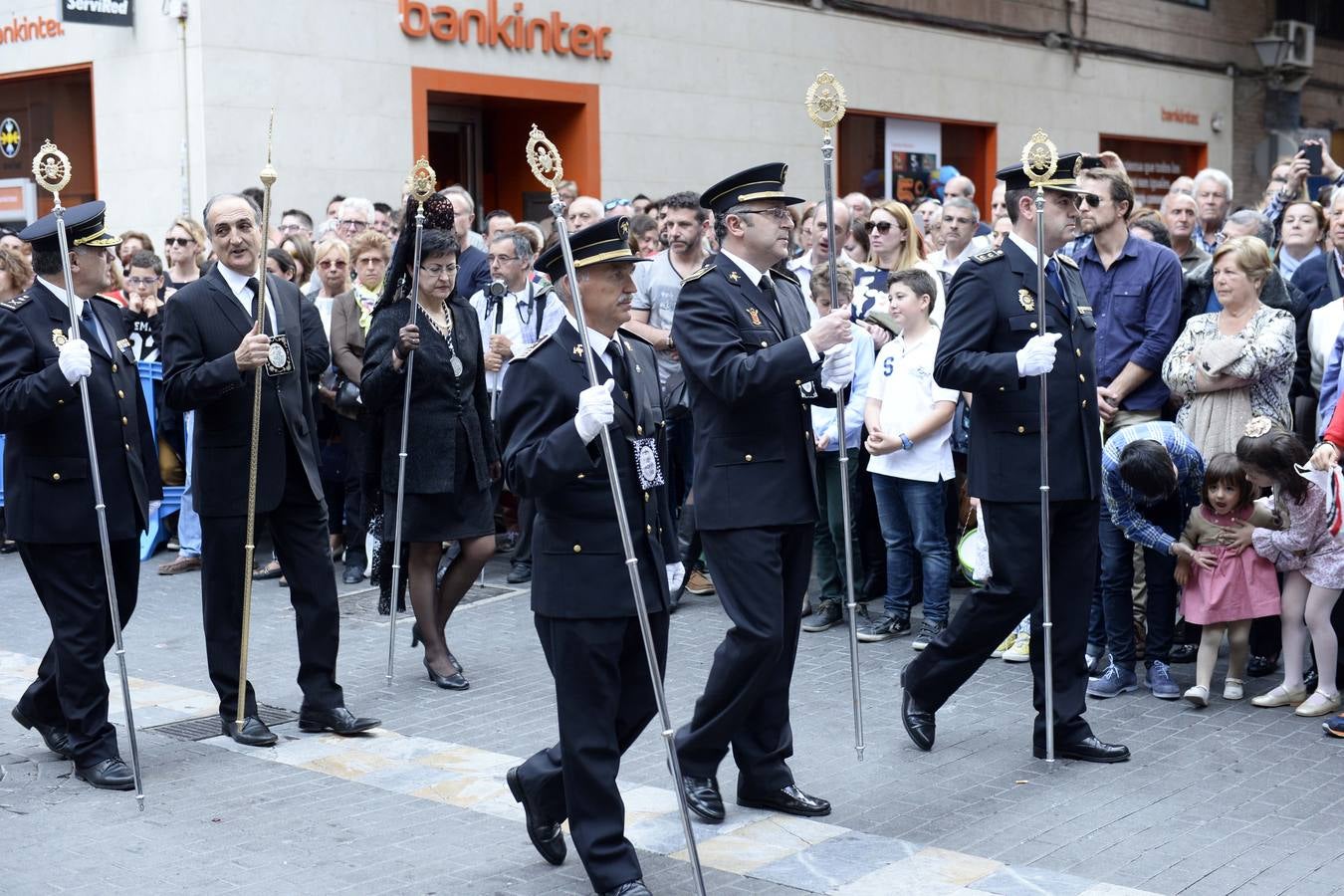 Túnicas negras entre calles silenciosas