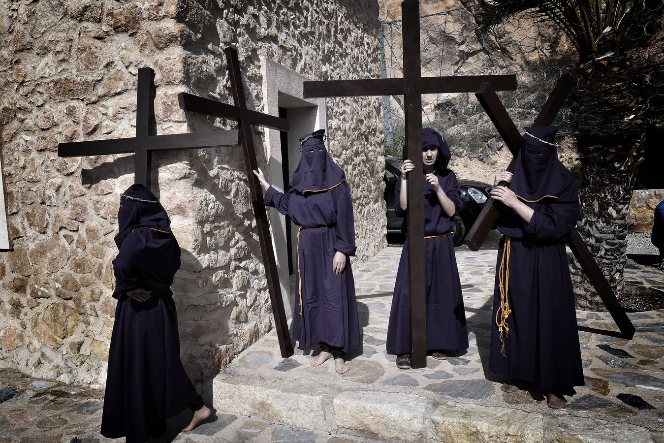 Oración penitente en el vía crucis morado