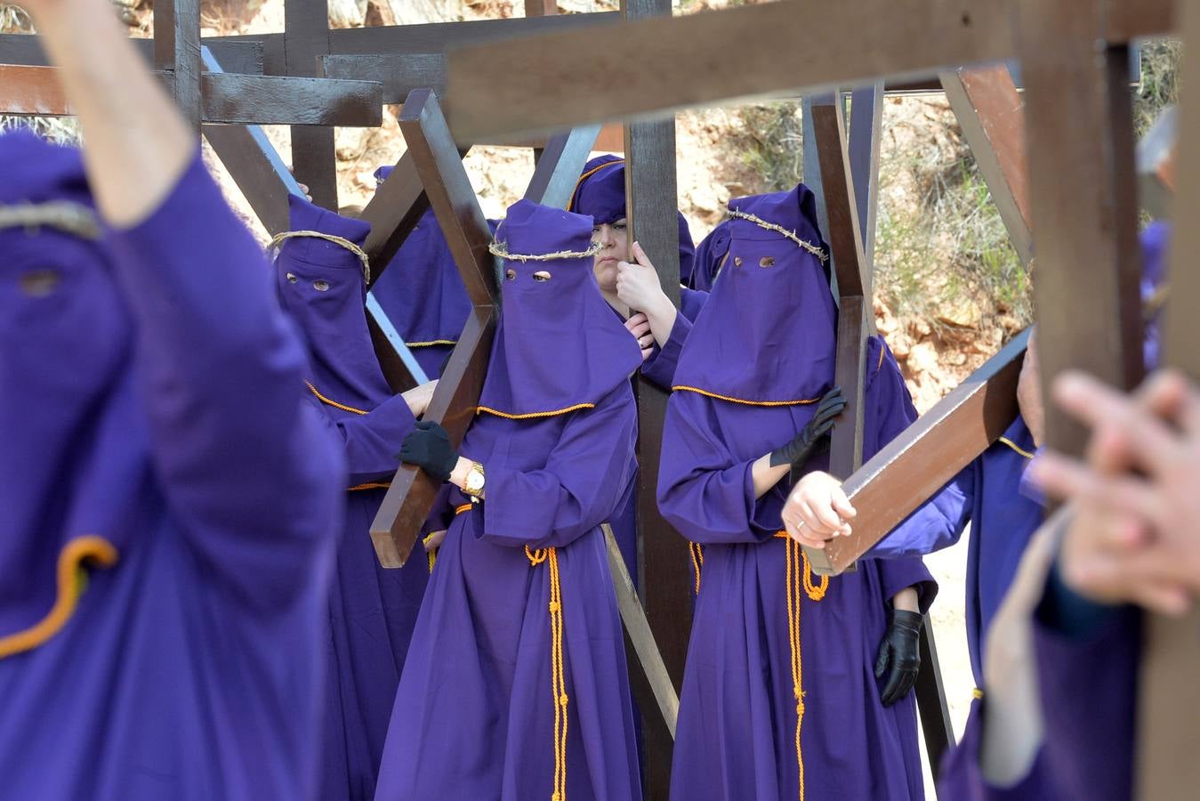Oración penitente en el vía crucis morado