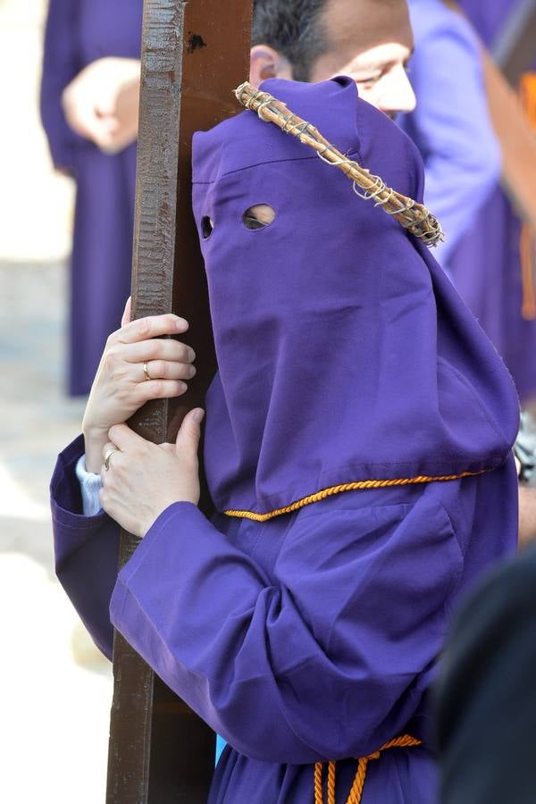 Oración penitente en el vía crucis morado