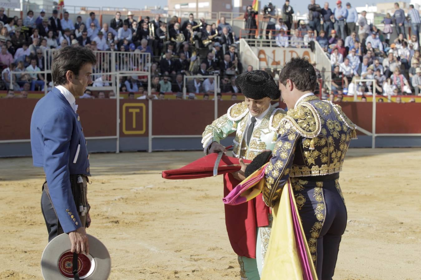 La terna, a hombros en la alternativa de Moreno