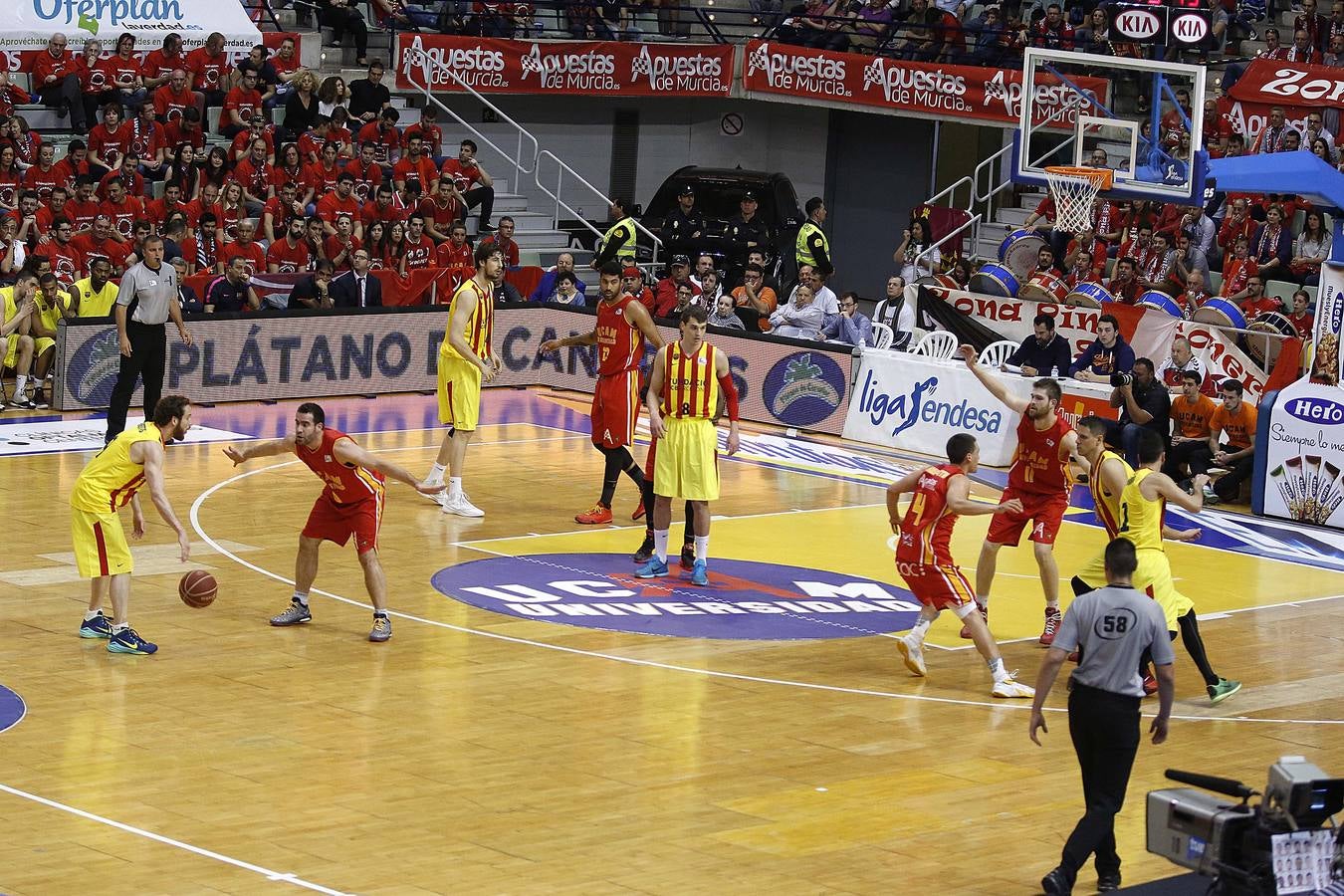 El UCAM Murcia pierte ante el FC Barcelona por un espeso ataque (64-76)