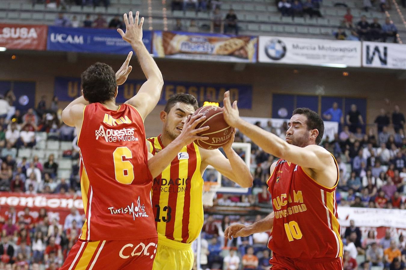 El UCAM Murcia pierte ante el FC Barcelona por un espeso ataque (64-76)