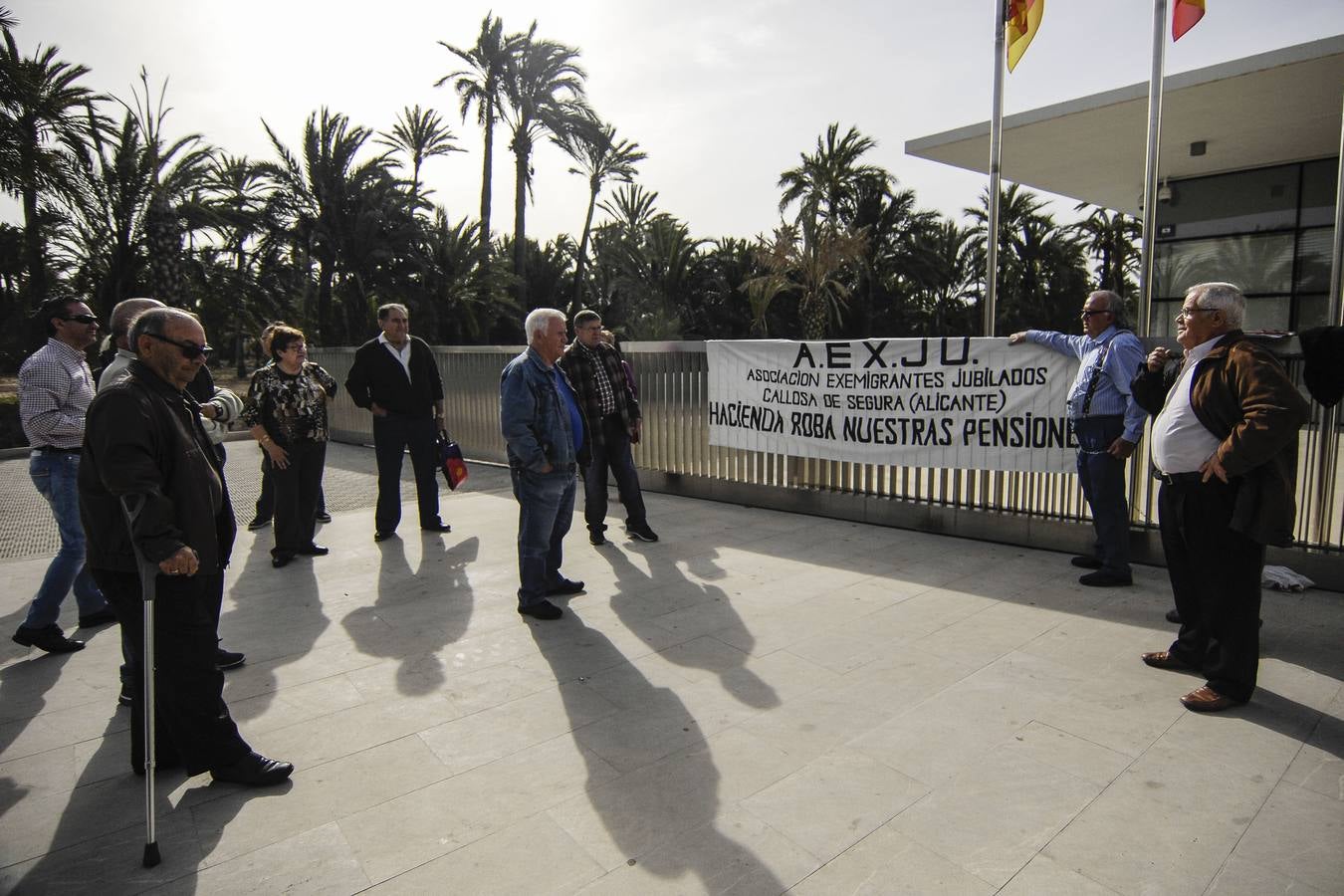 Un jubilado se encadena en la Agencia Tributaria