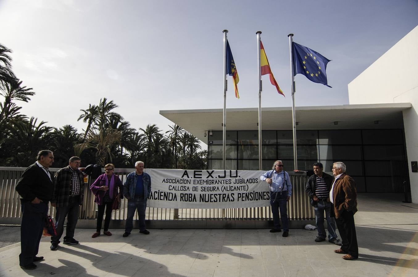 Un jubilado se encadena en la Agencia Tributaria