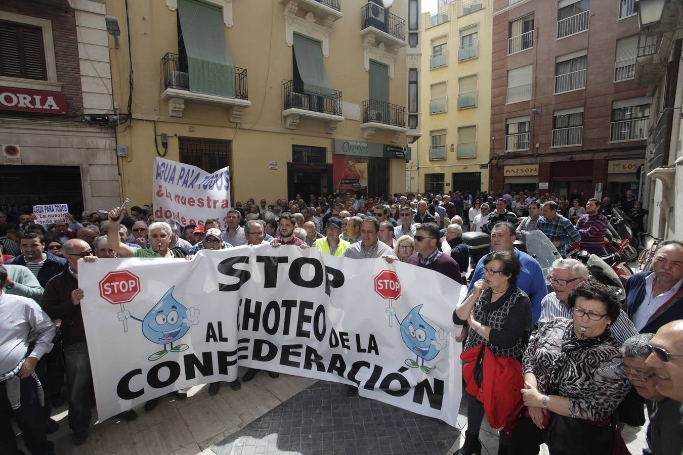 (14-04) Cientos de regantes albaceteños reclaman un reparto justo del agua. El presidente de la plataforma, Guillermo Sánchez, aclara que el objetivo de la manifestación es protestar contra la declaración de 11 acuíferos como sobreexplotados y por un plan de cuenca que no tiene consenso.