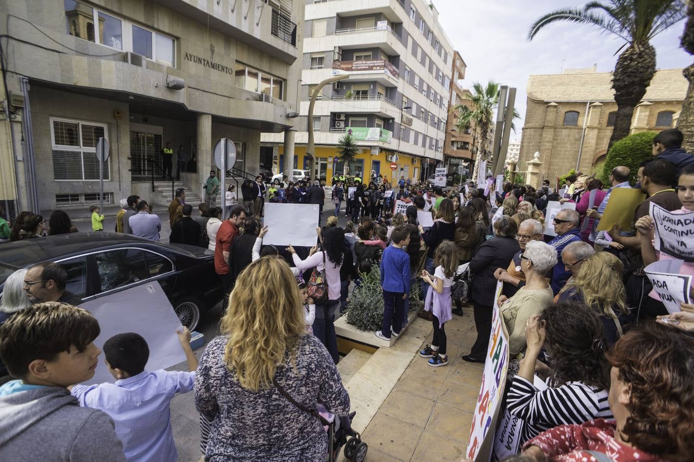 Protestan por la implantación de la jornada continúa Torrevieja
