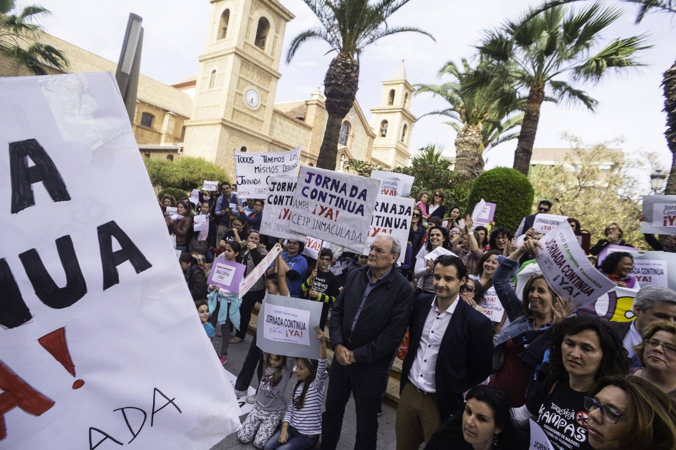 Protestan por la implantación de la jornada continúa Torrevieja