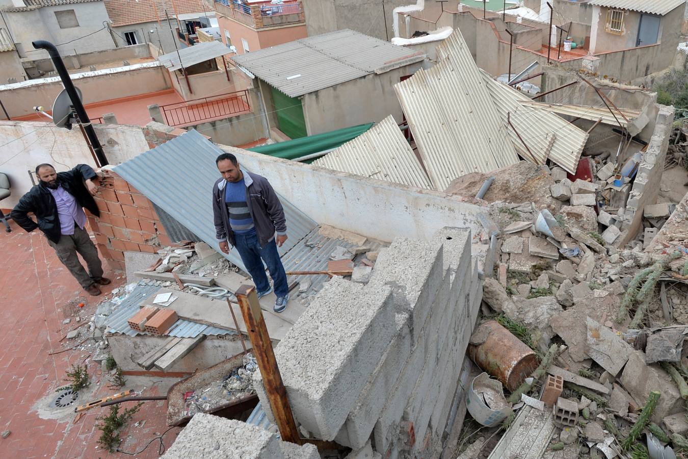 La caída de una roca obliga a desalojar cuatro casas en Lorca