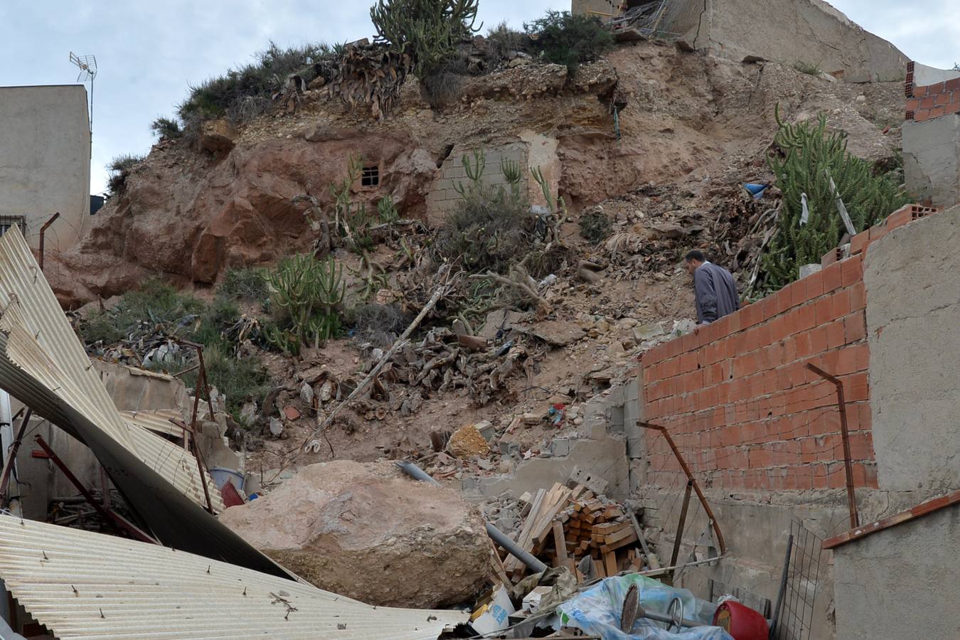 La caída de una roca obliga a desalojar cuatro casas en Lorca