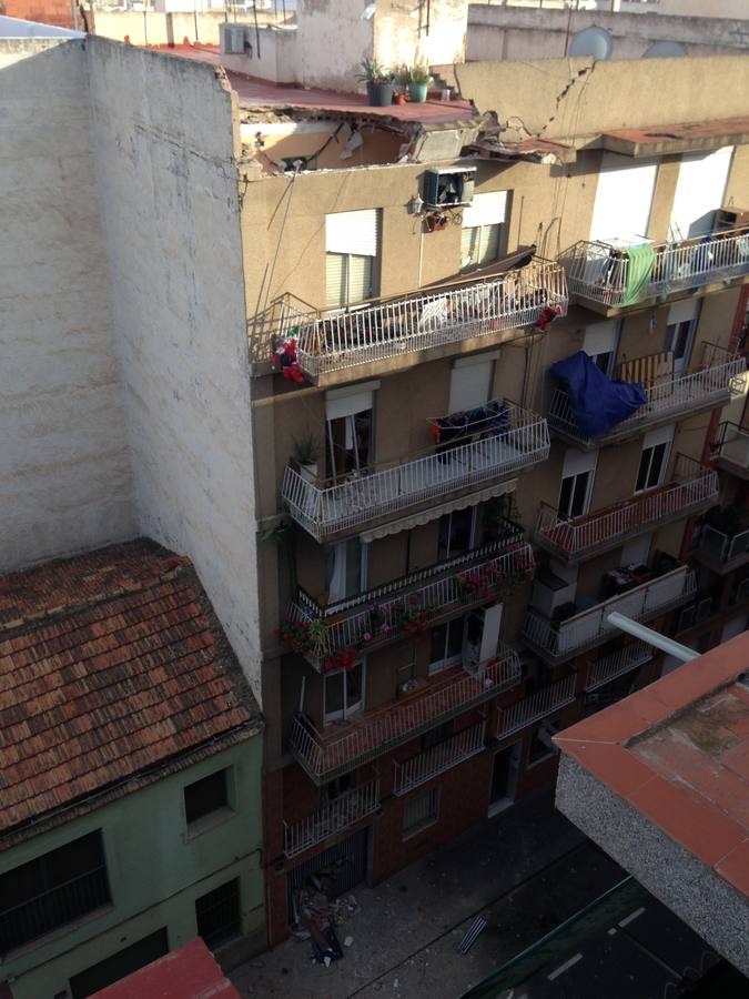 Cinco plantas de un edificio de Carrús se desploman sin causar víctimas