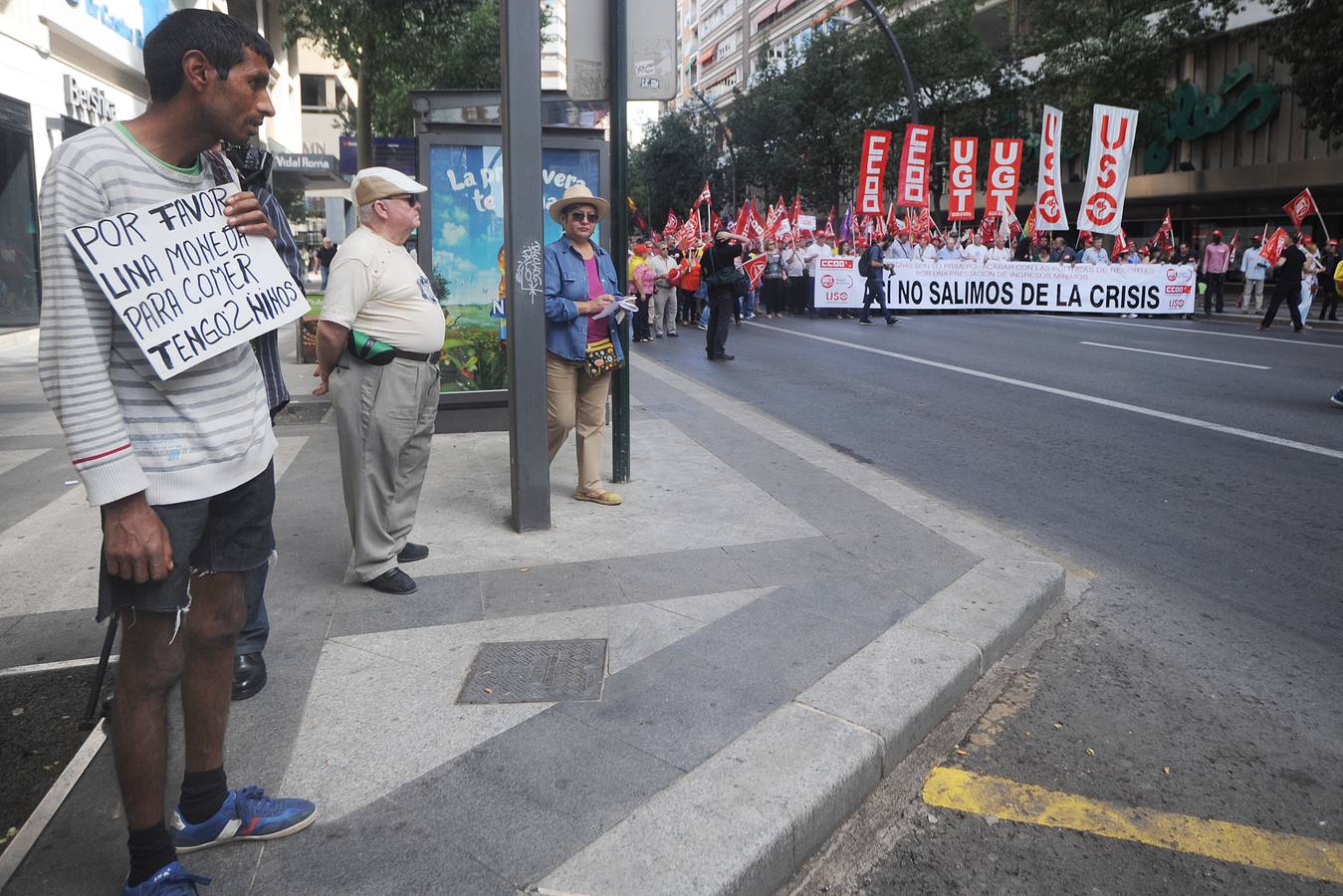 Centenares de personas advierten en Murcia al Gobierno de que «así no salimos de la crisis»