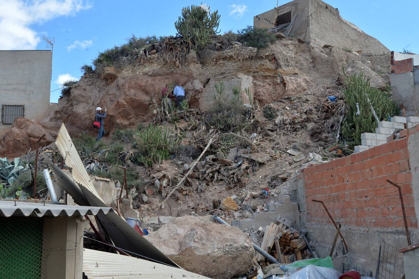 (27-04) Expertos en minas venidos de Asturias revisan la zona tras la caida de una roca sobre una vivienda en calle meca de Lorca, que ocasionó el desalojo de varios vecinos.