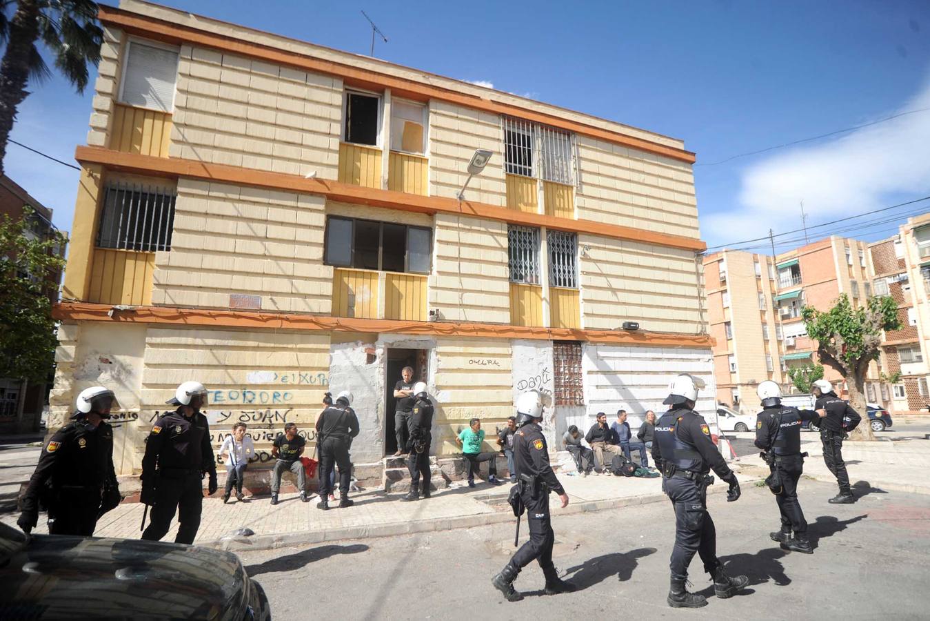 (28-04) Cuarenta detenidos en una redada antidroga en La Fama y La Paz. Decenas de agentes y guías caninos irrumpen por sorpresa en esta zona de Murcia para adentrarse en inmuebles dedicados a la venta y consumo de cocaína, marihuana y heroína.