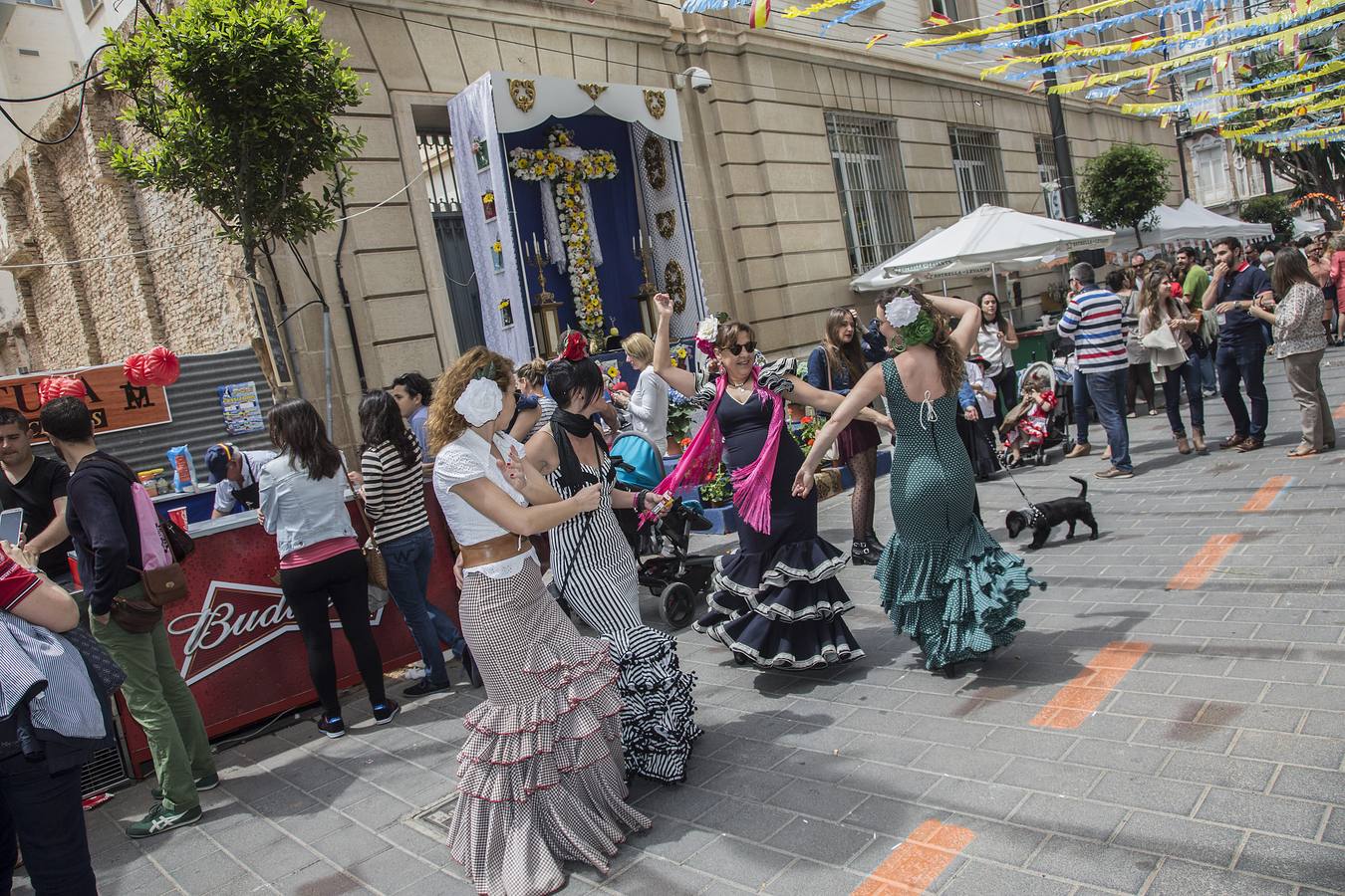 (01-05) La ciudad de Cartagena celebra de viernes a domingo la festividad de las Cruces de Mayo, que reúne a las cofradías de Semana Santa, una quincena de asociaciones y colectivos del municipio y 47 establecimientos de hostelería.