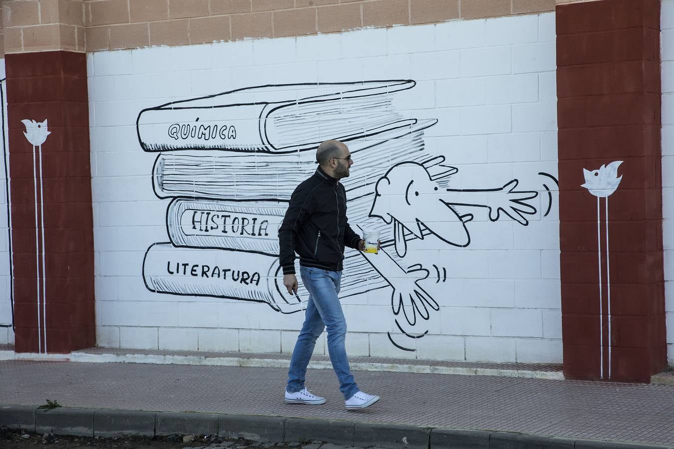 Cuarenta murales ponen color a las calles de Los Alcázares