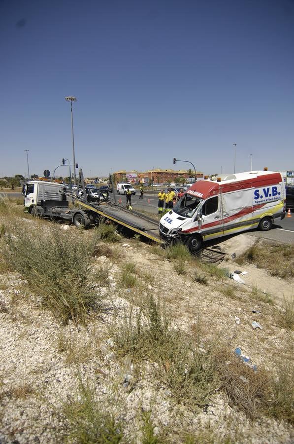 Cuatro heridos al volcar una ambulancia en Elche