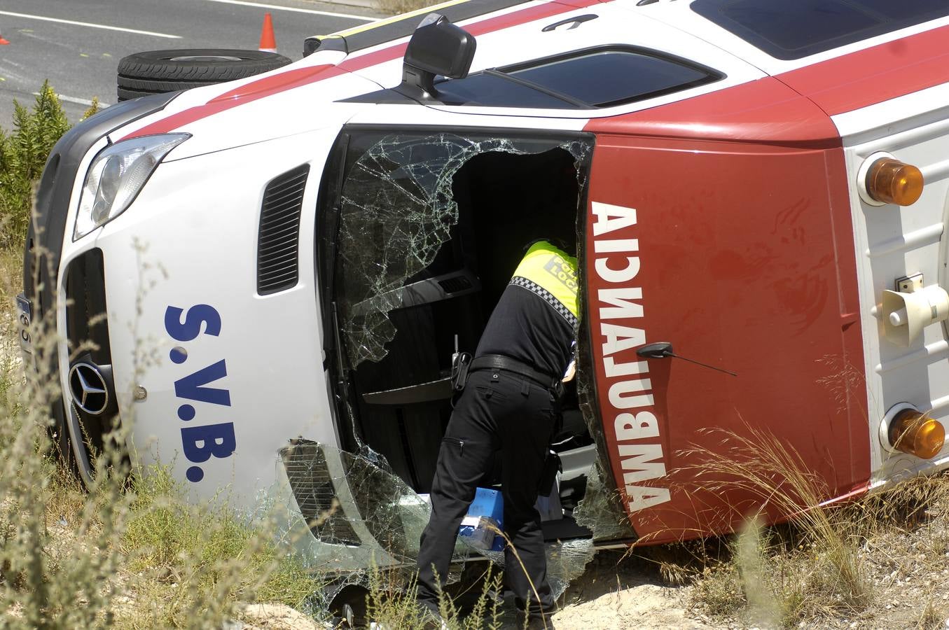 Cuatro heridos al volcar una ambulancia en Elche