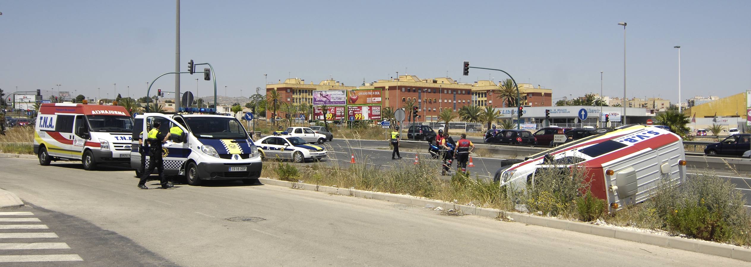 Cuatro heridos al volcar una ambulancia en Elche