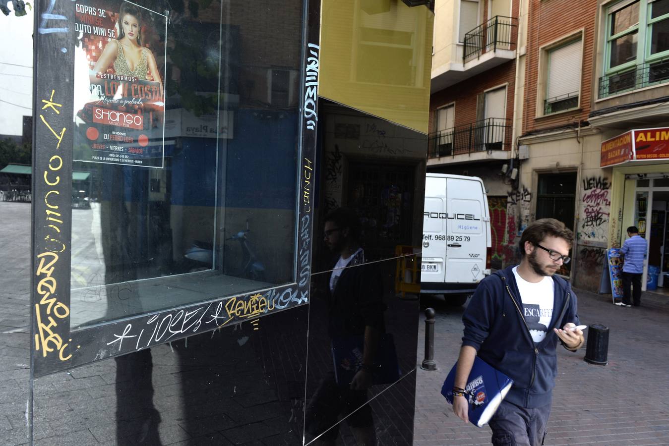 Las pintadas indignan a los vecinos