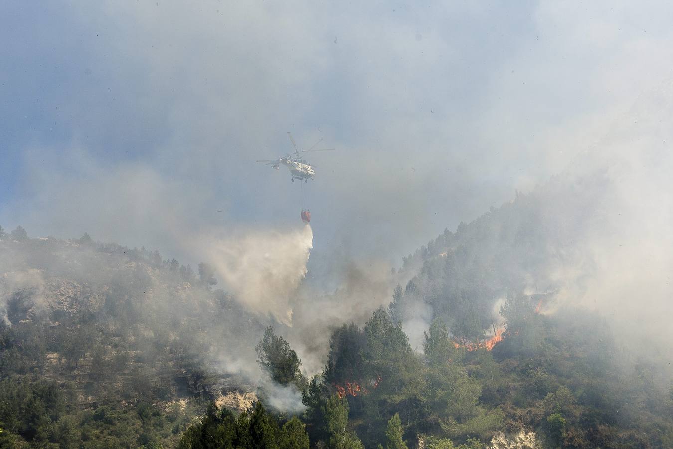 Continúan con las labores de extinción del fuego de Vall d&#039;Ebo