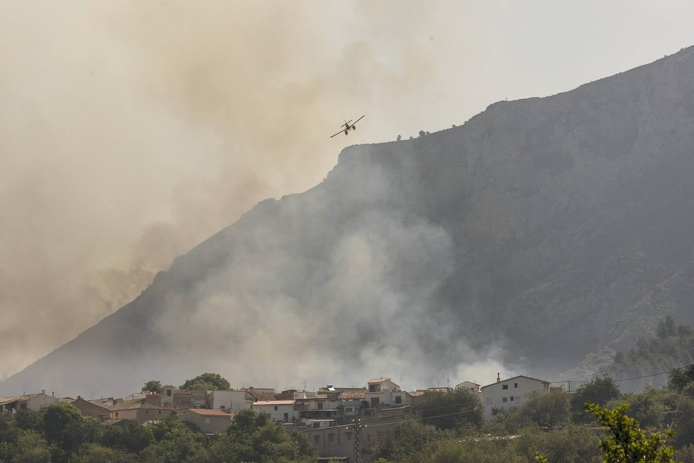 Continúan con las labores de extinción del fuego de Vall d&#039;Ebo