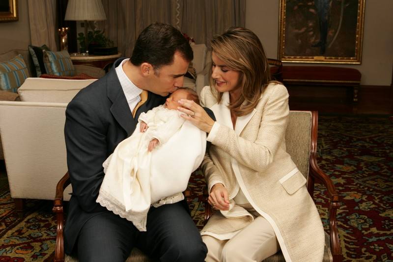 Los Reyes posan con Leonor a los pocos días de su nacimiento, en el Palacio de la Zarzuela.