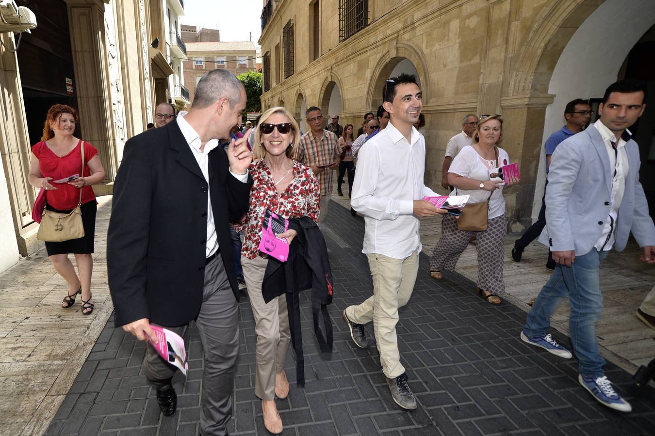 (19-05) La portavoz nacional de Unión, Progreso y Democracia, Rosa Díez, en su visita a Murcia junto al candidato magenta a la presidencia de la Comunidad, César Nebot, y el aspirante a la alcaldía de Murcia, Rubén Serna, recorriendo varias calles del centro de Murcia y repartiendo propaganda electoral a los viandantes.